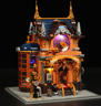 Vue de face du magasin steampunk Remembrance & Co illuminé sur fond noir avec horloge mystique violette