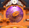 Gros plan sur l'horloge astronomique violette avec engrenages dorés et inscription Remembrance & Co