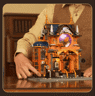 Personne posant le set Lumibricks 11013 steampunk illuminé sur une table en bois