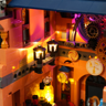 Détail intérieur de l'étage supérieur avec lanternes lumineuses, engrenages et horloges steampunk