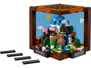 LEGO Minecraft 21265 L'établi ouvert montrant le diorama intérieur avec paysage montagneux, arbres, cascade et mini-figurines avec plaques décoratives