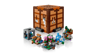LEGO Minecraft 21265 L'établi fermé vu de côté avec motif pixelisé en bois, éléments modulaires et biomes miniatures détachés