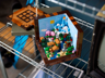 Vue plongeante du diorama LEGO Minecraft 21265 L'établi ouvert avec couvercle retiré montrant le monde Minecraft en détail
