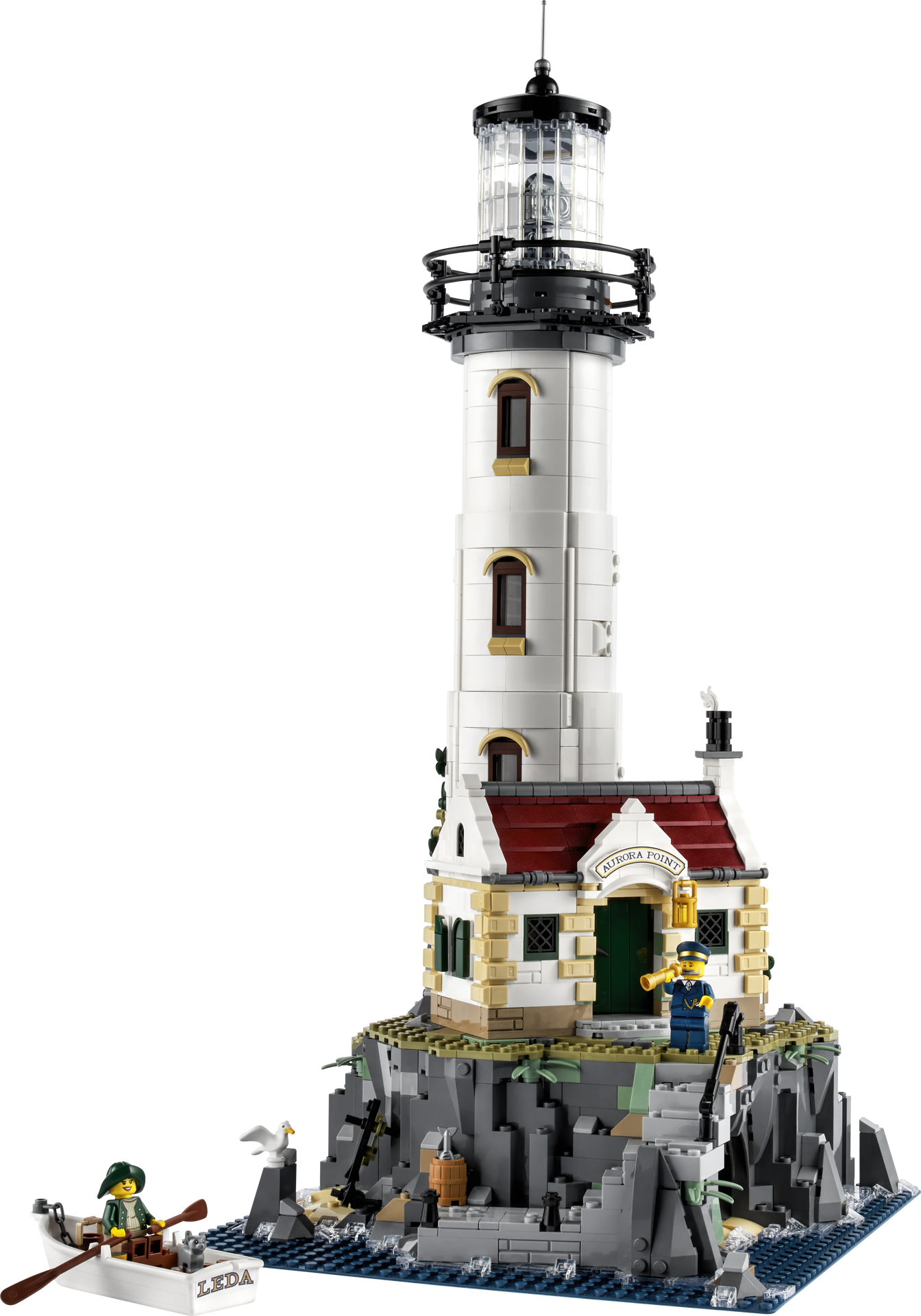LEGO 21335 Le phare motorisé vue de face avec tour blanche, maison Aurora Point, rochers gris, barque Leda et minifigurines