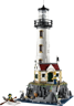 LEGO 21335 Le phare motorisé vue de face avec tour blanche, maison Aurora Point, rochers gris, barque Leda et minifigurines