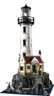 LEGO 21335 Le phare motorisé vue de trois quarts montrant la maison du gardien avec toit rouge et volets verts