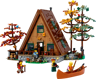 LEGO Ideas 21338 La maison en A vue de face avec arbres automnaux, minifigurines, canoë et terrasse en bois