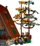 Vue latérale droite du chalet LEGO en A avec grands arbres aux feuillages verts et jaunes, canoë et minifigurines