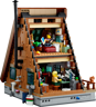 Intérieur détaillé du chalet LEGO en A sur deux étages avec chambre à coucher, bureau, machine à écrire et écureuil