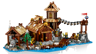Vue arrière du LEGO Ideas 21343 Le Village Viking montrant les détails des bâtiments, le pont suspendu et les minifigurines