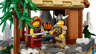 Détail de la forge du village viking LEGO avec deux minifigurines travaillant une épée près de l'enclume et du feu