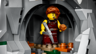 Minifigurine viking femme rousse avec épée dans la grotte secrète en pierre du set LEGO Le Village Viking 21343