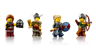 Les quatre minifigurines vikings du set LEGO 21343 avec leurs accessoires : casque, coupe, bouclier, hache et arc