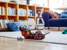 Bateau pirate LEGO Creator 31109 exposé sur un tapis dans un salon avec bibliothèque en arrière-plan