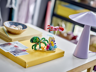 Construction alternative LEGO Creator 31158 avec pieuvre verte et crevette exposée sur un bureau à côté d'une lampe violette