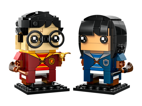 Figurines LEGO BrickHeadz Harry Potter en tenue de Quidditch Gryffondor et Cho Chang en tenue Serdaigle avec balais, vue de face