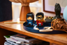Mise en scène des figurines LEGO BrickHeadz Cho Chang et Harry Potter exposées sur un plateau décoratif sur un bureau en bois