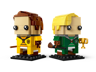 Vue arrière des figurines BrickHeadz Cedric Diggory et Draco Malfoy avec balai et coupe dorée