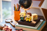 Mise en scène des BrickHeadz Draco Malfoy et Cedric Diggory exposés sur des livres dans un décor Harry Potter