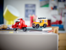 LEGO Land Rover Defender 40650 jaune exposé sur un bureau à côté d'un scooter Vespa LEGO rouge