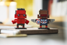 Figurines LEGO BrickHeadz Hulk Rouge et Captain America exposées sur un bureau dans un décor intérieur lifestyle