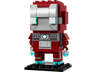 Vue de face de la figurine LEGO BrickHeadz Iron Man MK5 40669 en rouge et argent avec yeux bleus lumineux sur socle noir