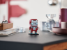 Figurine LEGO BrickHeadz Iron Man MK5 exposée sur une table sombre dans un décor intérieur moderne et élégant