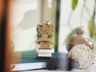 LEGO BrickHeadz Groot en pot exposé sur une étagère dans un décor intérieur avec plantes et objets décoratifs