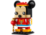 Vue de face du LEGO BrickHeadz 40673 Mickey Mouse en costume traditionnel rouge du Festival du printemps tenant une lanterne