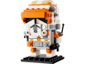 Vue de face du LEGO BrickHeadz Commandant Clone Cody 40675 avec armure blanche et orange et son blaster