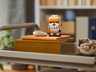 LEGO BrickHeadz Commandant Clone Cody exposé sur une étagère décorative dans un intérieur moderne