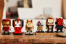 Les six figurines LEGO BrickHeadz La Menace Fantôme exposées sur une étagère en bois dans un décor intérieur