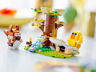 Gros plan du set LEGO 40709 montrant l'écureuil marron et le poussin jaune près de l'arbre avec toboggan bleu et feu de camp