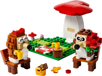 Set LEGO 40711 Le pique-nique des hérissons assemblé avec deux hérissons, champignon rouge, nappe à carreaux et accessoires
