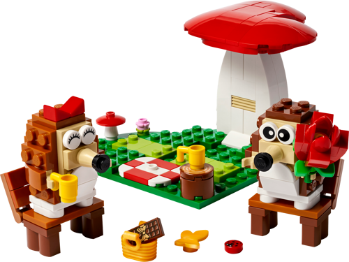 Set LEGO 40711 Le pique-nique des hérissons assemblé avec deux hérissons, champignon rouge, nappe à carreaux et accessoires