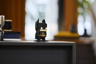 Figurine LEGO BrickHeadz Batman 1989 noire exposée sur une étagère dans un décor de salon moderne