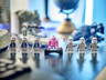 Gros plan sur les 7 minifigurines LEGO Star Wars 40755 : 3 soldats rebelles, droïde QT-KT rose et 3 Stormtroopers impériaux