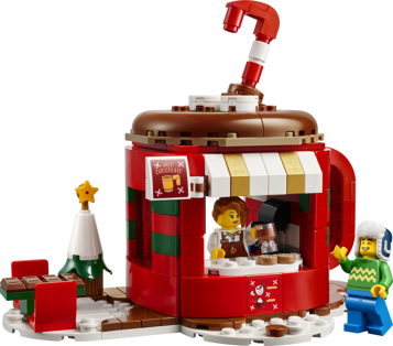 Vue de face du stand de chocolat chaud LEGO 40776 en forme de tasse rouge avec minifigurines et sapin de Noël
