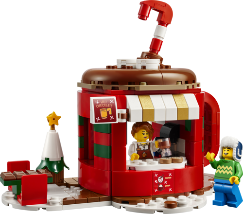 Vue de face du stand de chocolat chaud LEGO 40776 en forme de tasse rouge avec minifigurines et sapin de Noël