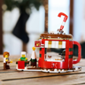 Vue arrière du stand LEGO 40776 avec deux minifigurines devant le comptoir et sapin décoratif