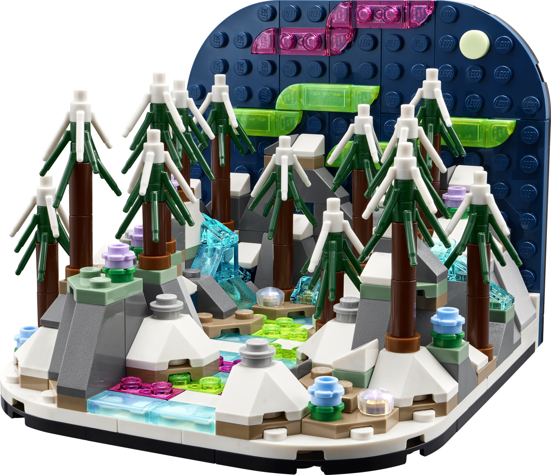 Vue rapprochée du diorama LEGO 40785 aurores boréales avec sapins enneigés, rochers et ciel nocturne coloré