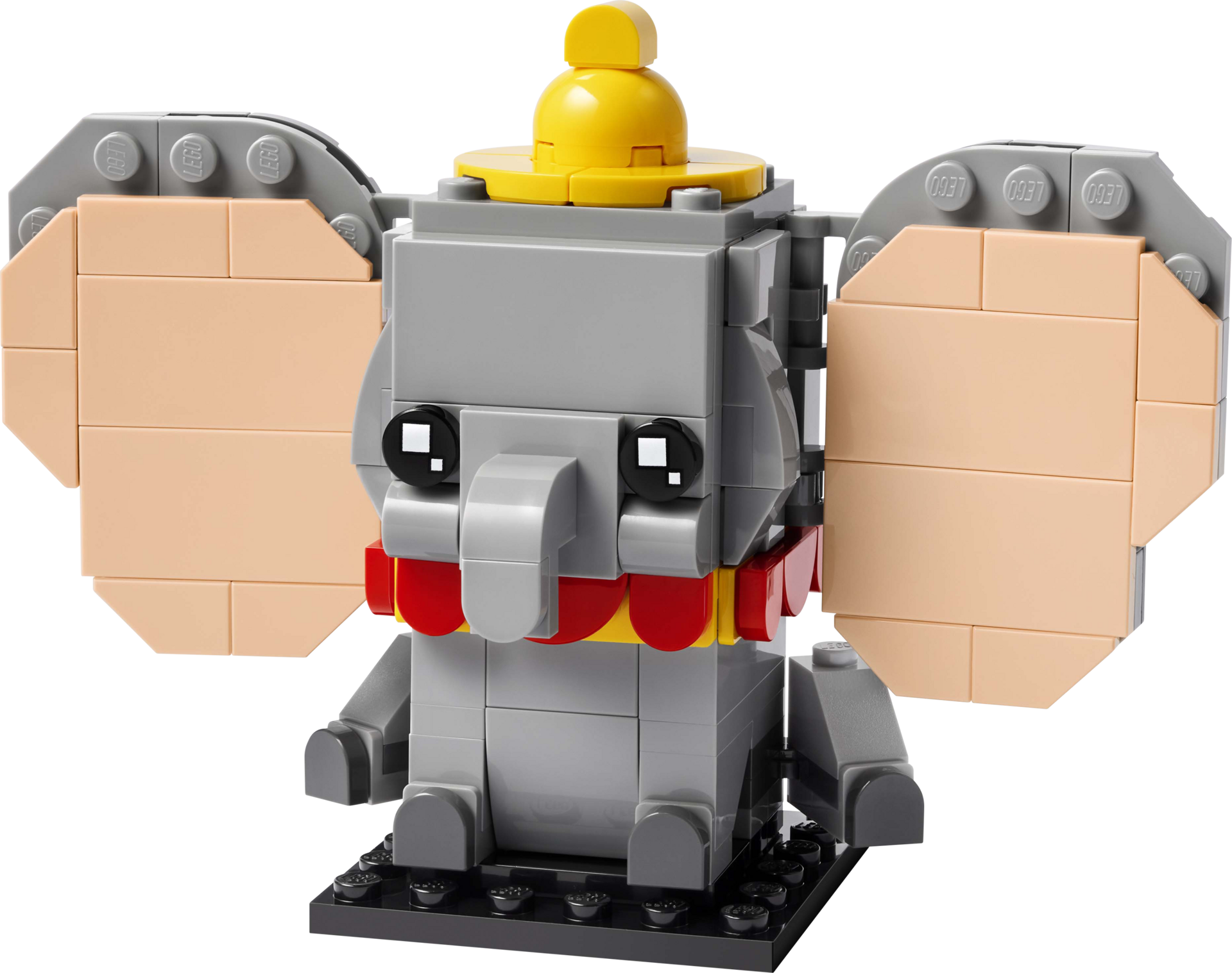 Vue de face du LEGO BrickHeadz Dumbo 40792 avec grandes oreilles beiges, chapeau jaune et col rouge sur socle noir
