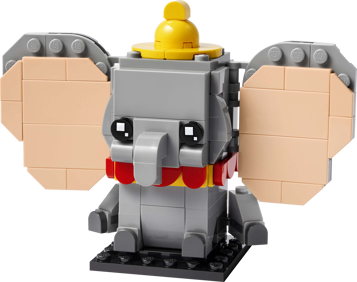 Vue de face du LEGO BrickHeadz Dumbo 40792 avec grandes oreilles beiges, chapeau jaune et col rouge sur socle noir