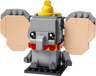 Vue de face du LEGO BrickHeadz Dumbo 40792 avec grandes oreilles beiges, chapeau jaune et col rouge sur socle noir