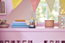 LEGO BrickHeadz Dumbo 40792 exposé sur une étagère rose dans un décor de chambre d'enfant avec guirlandes colorées