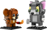 Figurines LEGO BrickHeadz Tom et Jerry 40793 vue de face sur socles noirs avec accessoire dynamite enflammée
