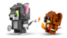 Vue arrière des figurines LEGO BrickHeadz Tom et Jerry montrant la queue de Tom en flammes et l'accessoire dynamite de Jerry