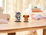 Figurines LEGO BrickHeadz Tom et Jerry exposées sur un bureau en bois dans un décor de chambre cosy