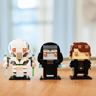 Trois figurines BrickHeadz vilains : Général Grievous blanc, Empereur Palpatine noir et Anakin Skywalker côté obscur sur table en bois