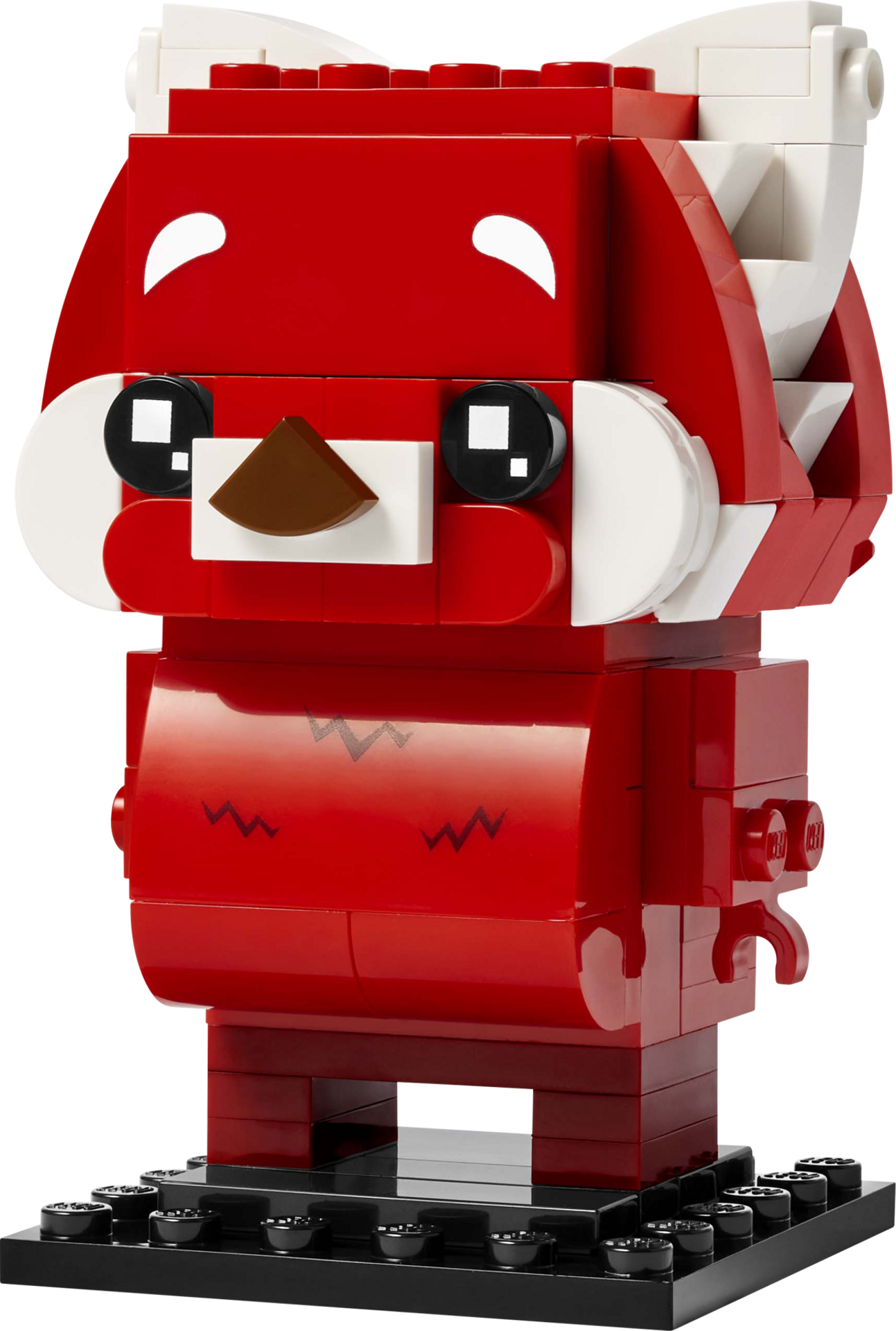 Vue de face du LEGO BrickHeadz 40798 Mei en panda roux rouge et blanc avec grands yeux noirs sur socle noir